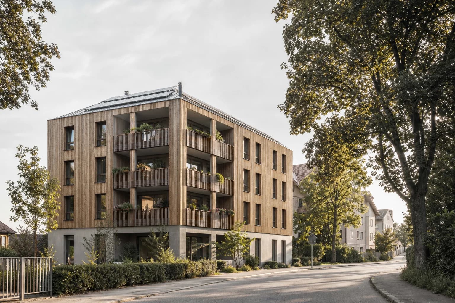 Modernes Mehrfamilienhaus in Holzbauweise mit begrünten Balkonen